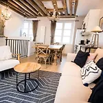Classy Bourgeois - Chic 2 Bedroom Apt In Le Marais